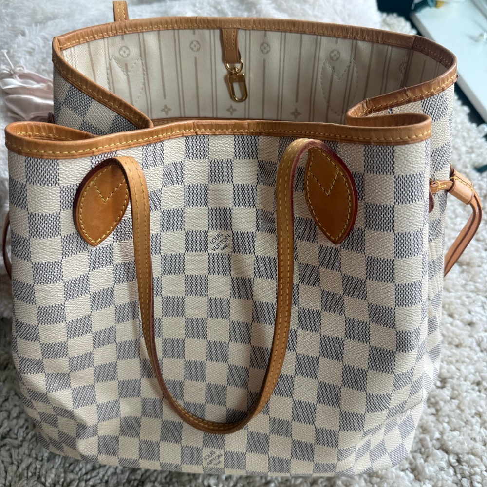 Louis Vuitton Beige Checkered Shoulder Bag with Scarf - Picture 9 of 16